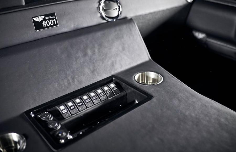 Детали интерьера Hummer H1 Launch Edition by Mil-Spec Automotive 2018 года  (фото 15 из 21)